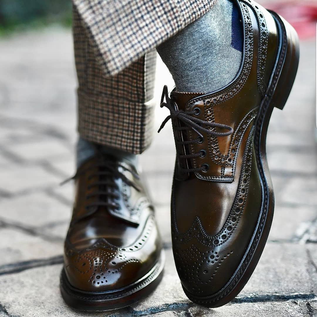 Brown and black shiny men's classic broch derby shoes