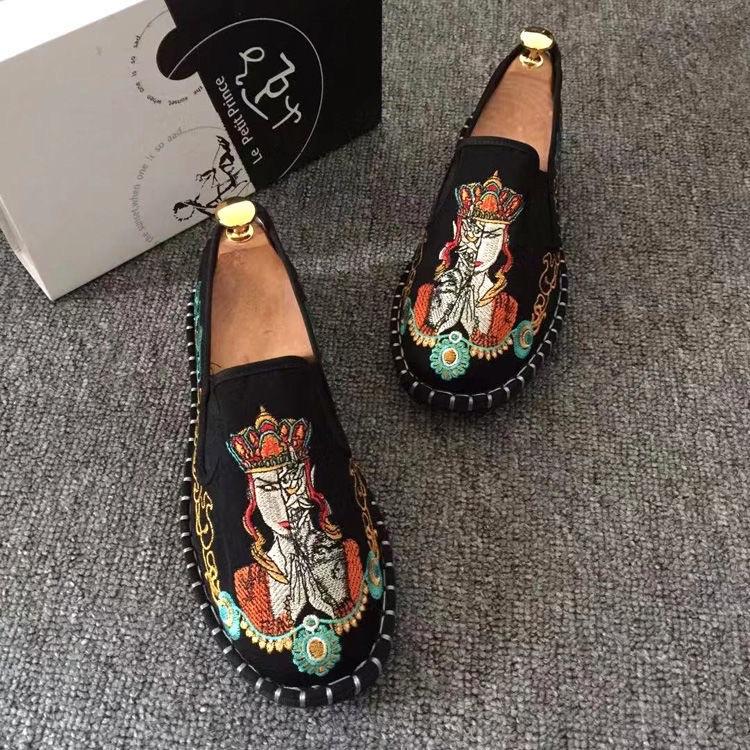 Embroidered Chinese style fashionable canvas shoes