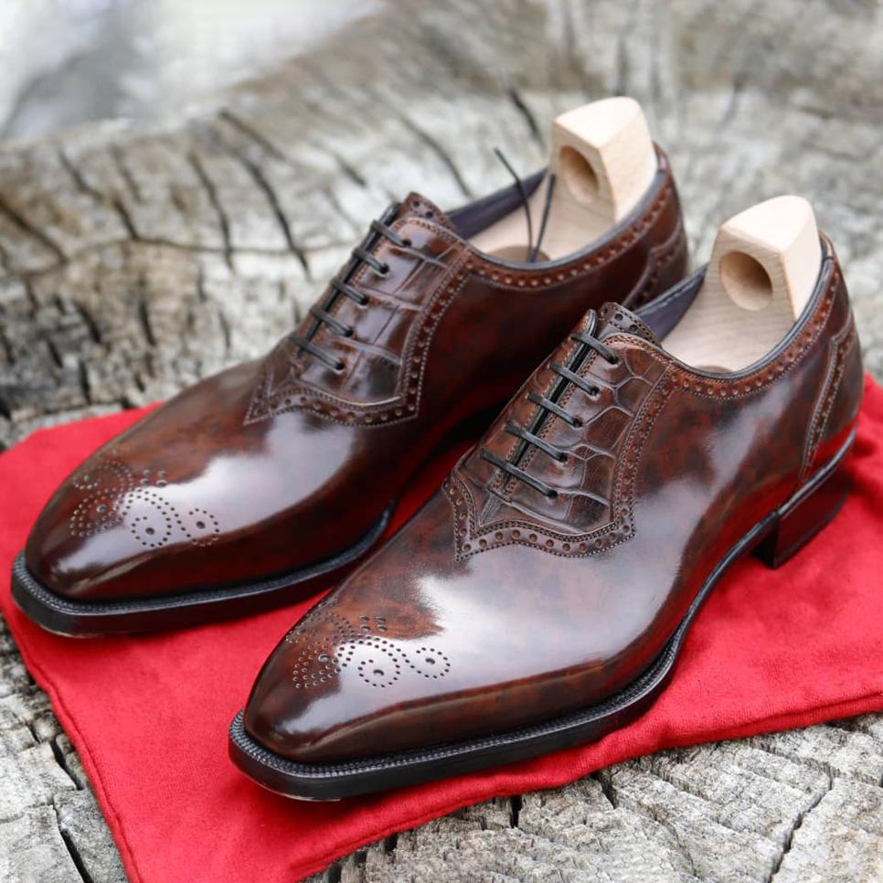 Brown men's hand-made classic brogue pattern Oxford leather shoes