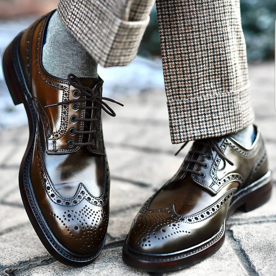 Brown and black shiny men's classic broch derby shoes