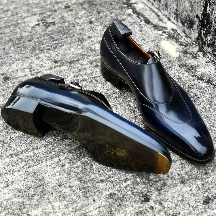 Master designs formal leather shoes